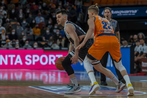 并帮助她在 并帮助她在